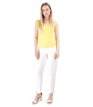 Tinuta eleganta cu pantaloni din viscoza si tricou din jerse uni
